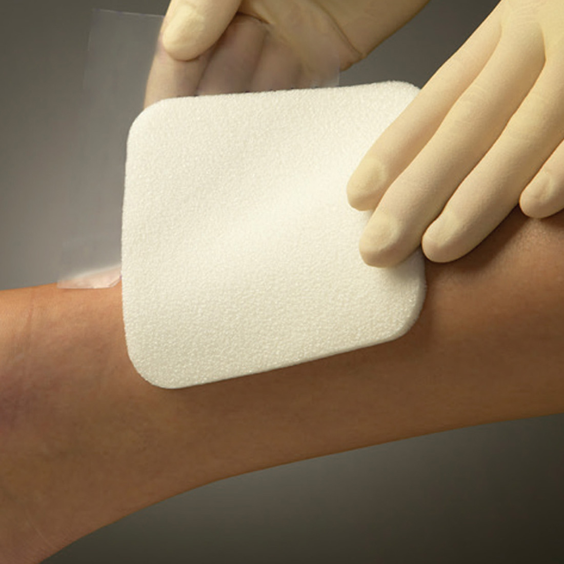 Curativo de Espuma de Silicone Absorvente Mepilex 10x10 Unidade - Imagem 7